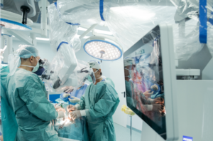 Un pacient diagnosticat cu o formă severă de tumoră cerebrală a fost operat minim - invaziv cu ajutorul unui microscop operator de ultimă generație - Sanador 2